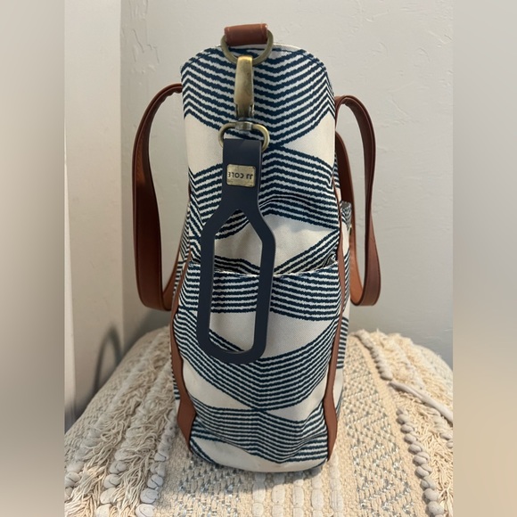 Jj Cole Diaper Bag with Strap and Diaper pad - Picture 9 of 16